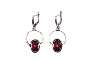 Exclusive earrings with garnet stone