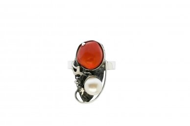 Exclusive ring with Coral and Cultured Pearl